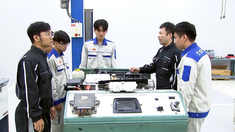 Sinh viên thực hành công nghệ trong chương trình liên kết doanh nghiệp tại Trường cao đẳng Cơ điện Hà Nội. hoc-nghe.jpg
