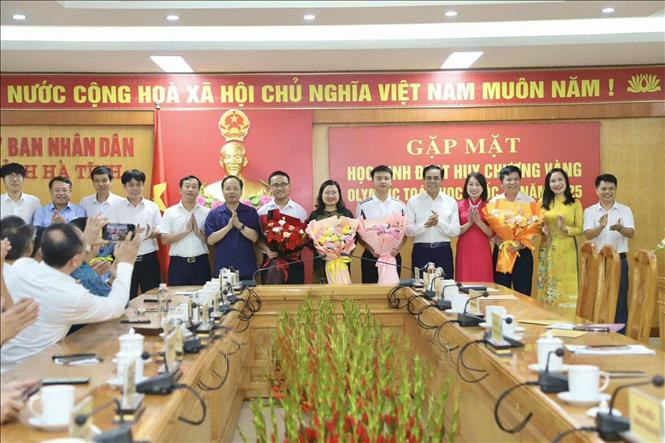 Lãnh đạo tỉnh HàTĩnh tặng hoa chúc mừng 2 học sinh Trần Minh Hoàng, Võ Trọng Khải và cán bộ ngành Giáo dục Hà Tĩnh. giao-duc.jpg