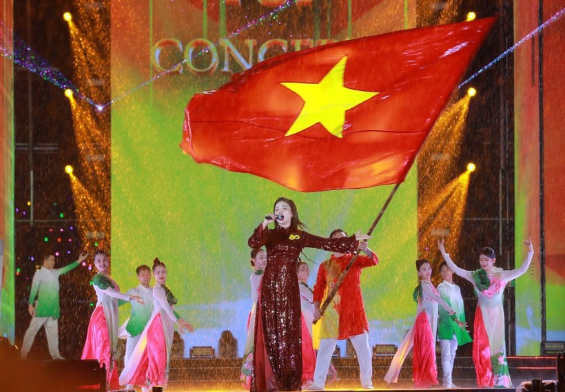 Một tiết mục trong chương trình có sự góp mặt của ca sỹ Dương Hoàng Yến. cosert.jpg