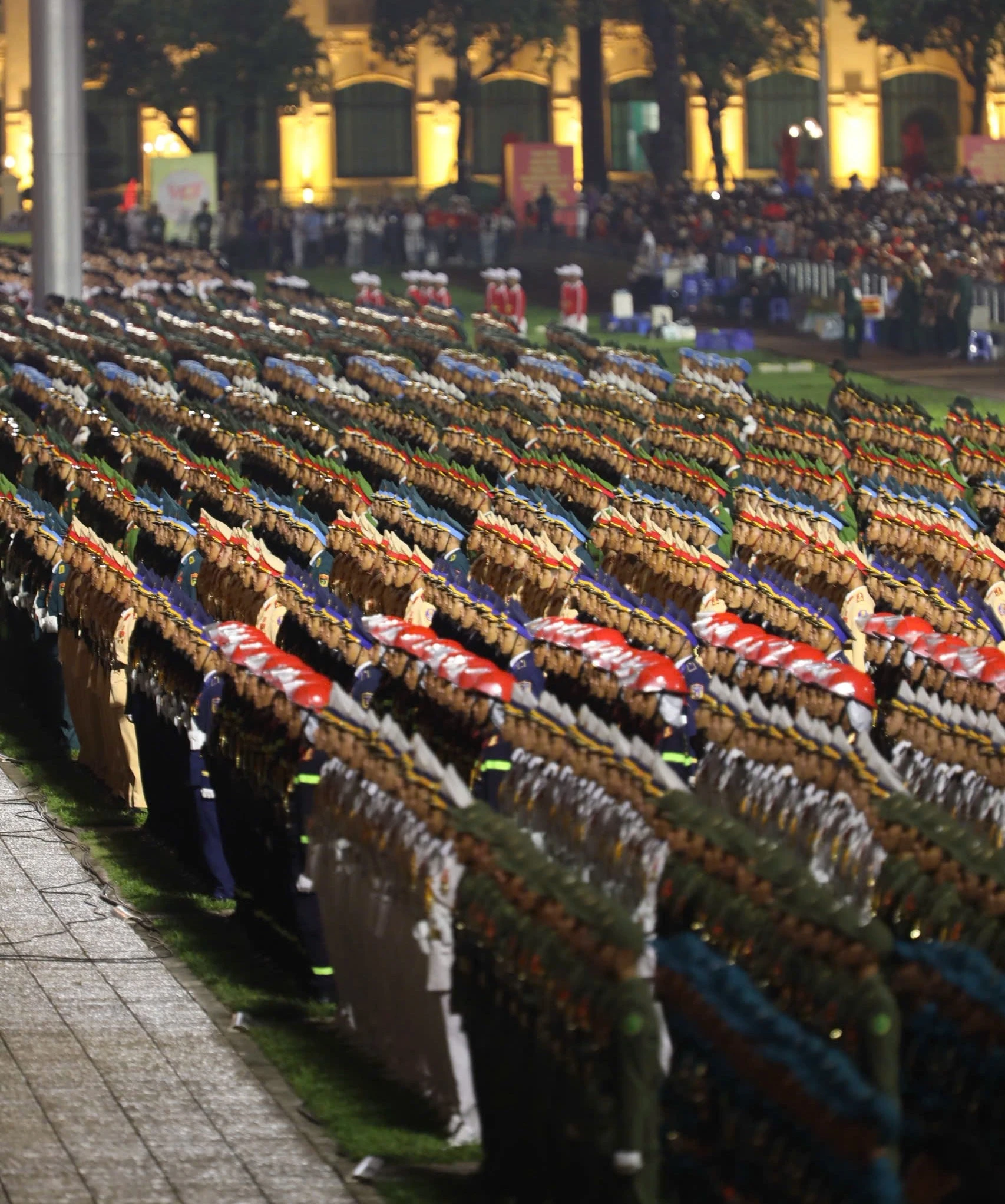 Lực lượng đứng làm nền gồm: Tiêu binh lễ đài và 29 khối đứng (18 khối lực lượng vũ trang đứng đối diện khán đài A; 11 khối quần chúng đứng hai bên các khối lực lượng vũ trang mới được bổ sung từ ngày 21-8); lực lượng xếp hình, xếp chữ.