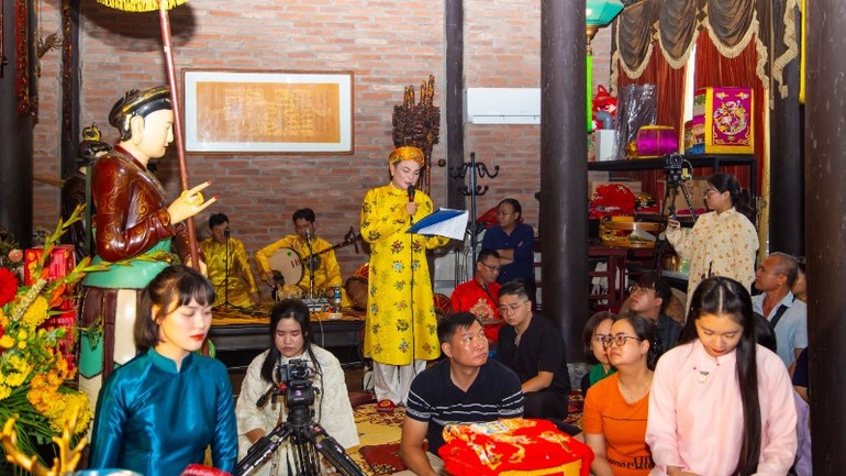 Đồng thầy, nghệ nhân Nguyễn Đức Hiển giới thiệu về nguồn gốc lịch sử, vẻ đẹp của tín ngưỡng thờ Mẫu. Đồng thầy, nghệ nhân Nguyễn Đức Hiển giới thiệu về nguồn gốc lịch sử, vẻ đẹp của tín ngưỡng thờ Mẫu.