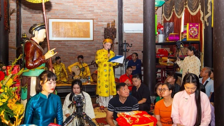 Đồng thầy, nghệ nhân Nguyễn Đức Hiển giới thiệu về nguồn gốc lịch sử, vẻ đẹp của tín ngưỡng thờ Mẫu.