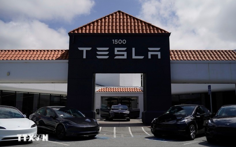 Một đại lý của Tesla. 15-7-tesla-8356.jpg