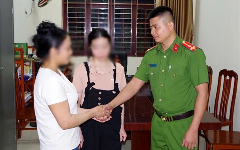 Công an phường ở Ninh Bình giải cứu nạn nhân, bàn giao cho gia đình. gia-cuu-bat-coc-949.jpg