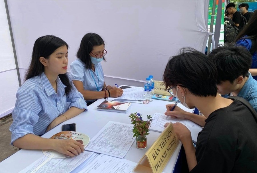 Young workers looking for jobs at the Job Fair. viec-lam-6835.jpg