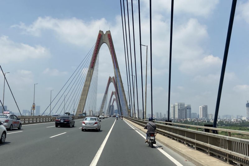 Điều chỉnh giao thông ban đêm trên cầu Nhật Tân để thi công giá long môn và hàng rào phân làn. cau-nhat-tan-9243.jpg