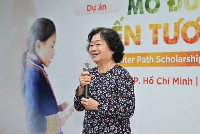 Nguyên Phó Chủ tịch nước, Chủ tịch Quỹ học bổng Vừ A Dính Trương Mỹ Hoa phát biểu. hoc-bong-1-9950.jpg