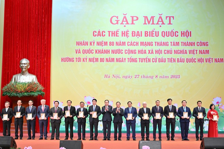 Chủ tịch Quốc hội Trần Thanh Mẫn trao Kỷ niệm chương "Vì sự nghiệp Quốc hội Việt Nam" tặng các đồng chí lãnh đạo Đảng, Nhà nước là đại biểu Quốc hội. qh-2.jpg
