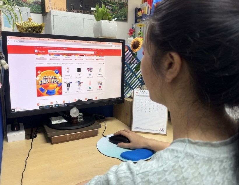 Người dân mua sắm trực tuyến. thuong-mai.jpg