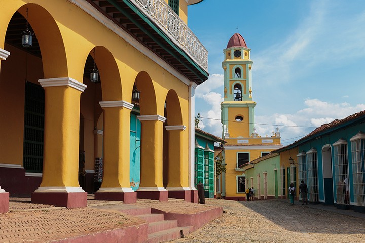 ទីប្រជុំជន Trinidad ផ្តល់ឱ្យអ្នកទស្សនានូវបទពិសោធន៍ប្លែកពីគេ ដែលស្ថិតនៅក្នុងប្រវត្តិសាស្ត្រអាណានិគមសតវត្សទី 19 ។ Thị trấn Trinidad đem đến cho du khách trải nghiệm khác biệt, mang đậm màu sắc của thời kỳ thuộc địa vào thế kỷ 19.