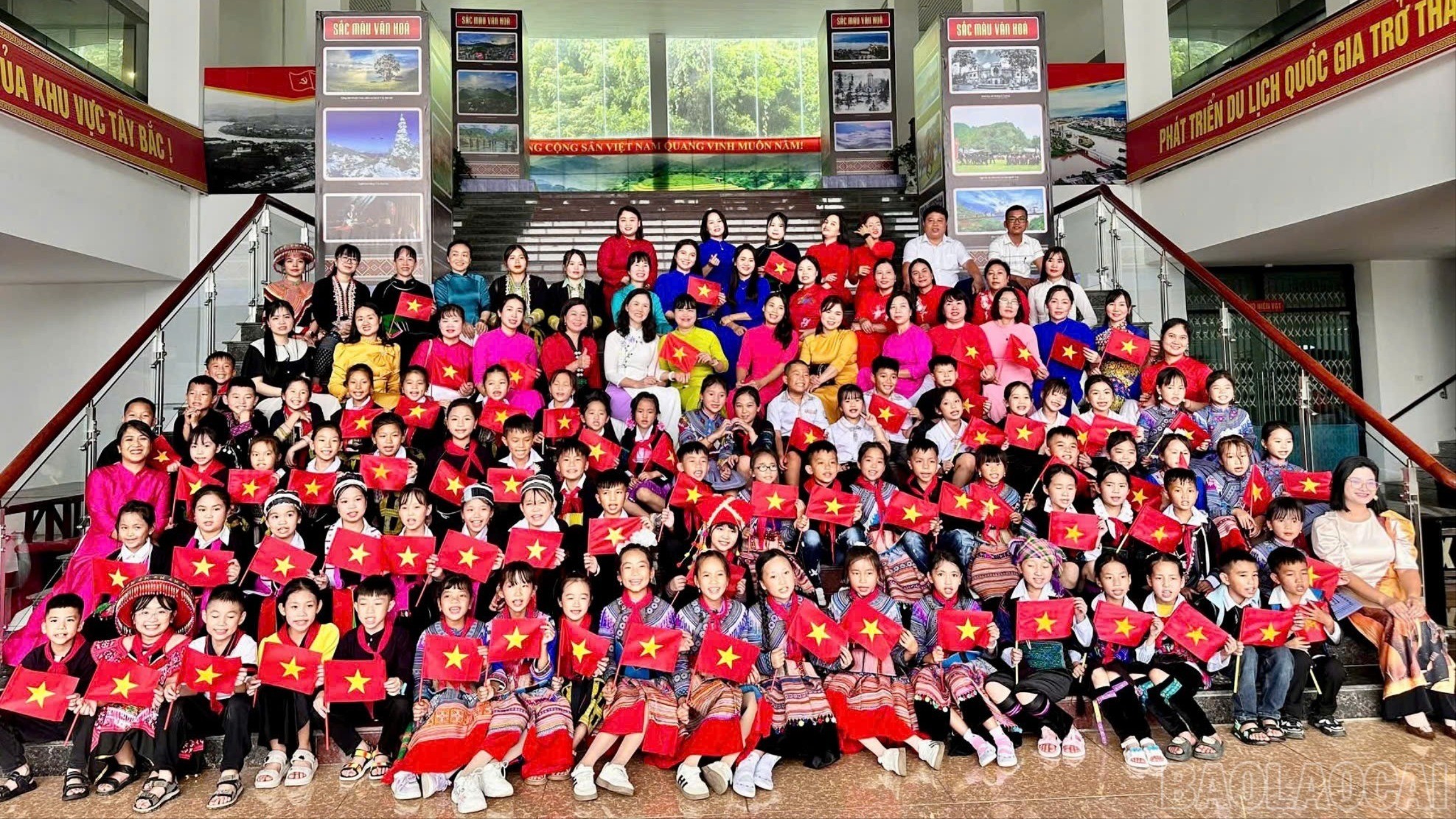 Các em tham gia diễn đàn là học sinh dân tộc thiểu số. image-7541-6853.jpg