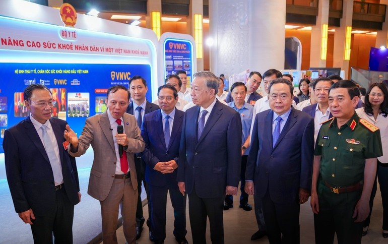 Tổng Bí thư Tô Lâm, Thủ tướng Chính phủ Phạm Minh Chính, Chủ tịch Quốc hội Trần Thanh Mẫn, Đại tướng Phan Văn Giang - Bộ trưởng Quốc phòng thăm dàn Robot AI do Phó Giáo sư, Tiến sĩ, bác sĩ Nguyễn Xuân Hiền, Giám đốc Trung tâm Chẩn đoán hình ảnh và Điện quang can thiệp giới thiệu. Tổng Bí thư Tô Lâm, Thủ tướng Chính phủ Phạm Minh Chính, Chủ tịch Quốc hội Trần Thanh Mẫn, Đại tướng Phan Văn Giang - Bộ trưởng Quốc phòng thăm dàn Robot AI do Phó Giáo sư, Tiến sĩ, bác sĩ Nguyễn Xuân Hiền, Giám đốc Trung tâm Chẩn đoán hình ảnh và Điện quang can thiệp giới thiệu.