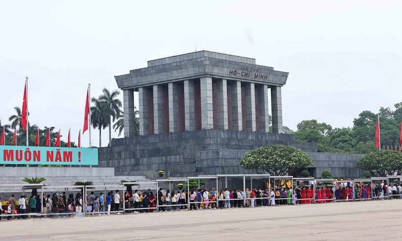 Người dân xếp hàng vào Lăng viếng Chủ tịch Hồ Chí Minh. lang-bac-8350.jpg