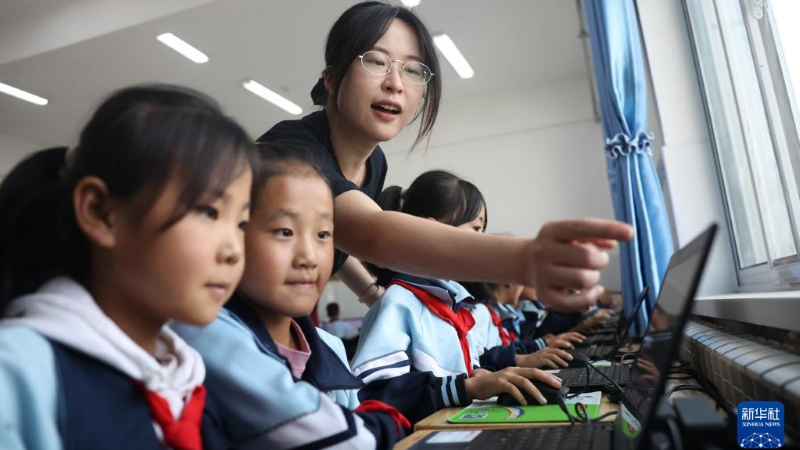 Tiết học môn tin học ở Trường tiểu học Diêm Xuyên, huyện Chương, thành phố Định Tây, tỉnh Cam Túc, Trung Quốc. nam-hoc-tq.png