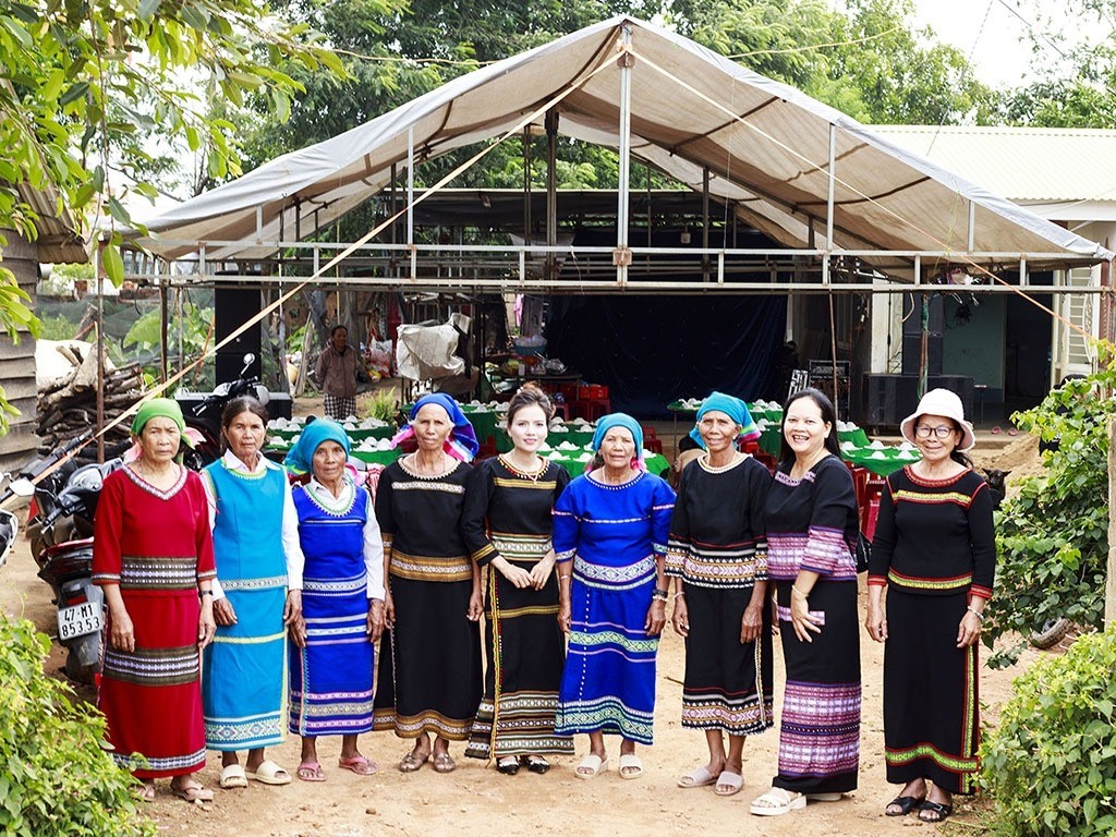 Phụ nữ Xơ Đăng trong trang phục thổ cẩm truyền thống. tho-cam-3.jpg