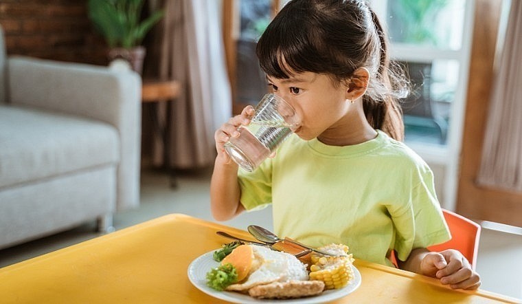 Một bữa sáng đầy đủ dinh dưỡng sẽ giúp trẻ có đủ năng lượng, khả năng tập trung và các dưỡng chất cần thiết để học tập, vui chơi trong cả ngày. bua-an.jpg