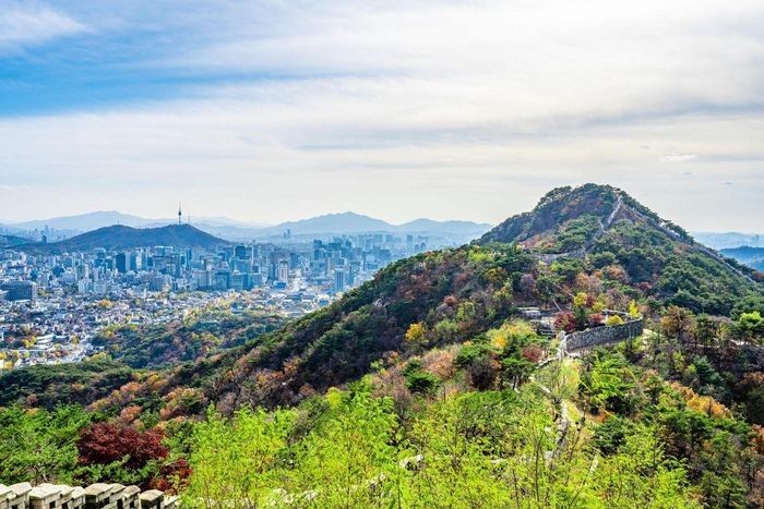 Núi Bugak mang đến tầm nhìn tuyệt đẹp ra trung tâm thành phố Seoul. Nguồn: Cơ quan Du lịch Seoul. du-lich-hq-1.jpg