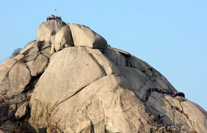 Núi Bukhan ở Seoul được đánh giá là dễ tiếp cận nhưng có địa hình hiểm trở. du-lich-hq-3-7951.jpg