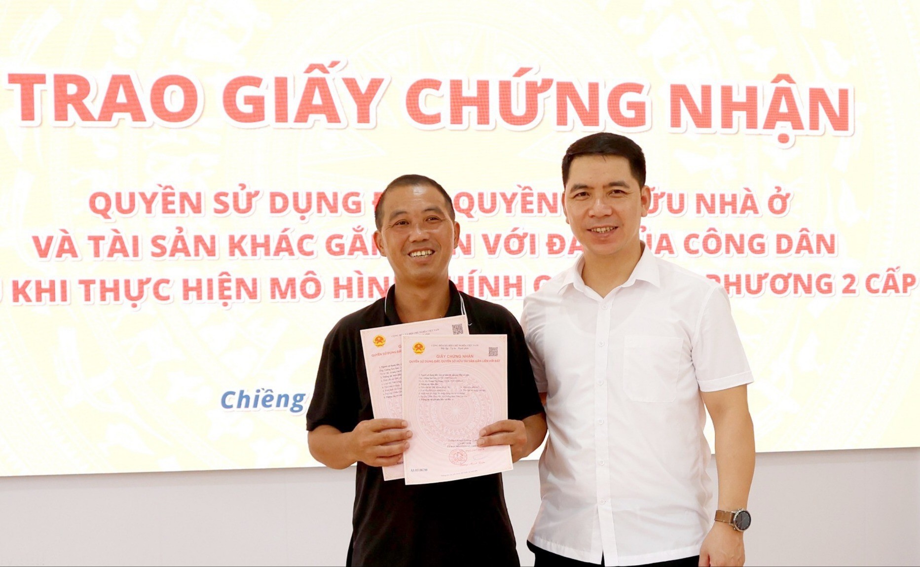 Ông Đinh Đắc Trí, Chủ tịch UBND xã Chiềng Ken trao giấy chứng nhận cho ông Giàng Seo Sảo. ong-seo-7348.jpg
