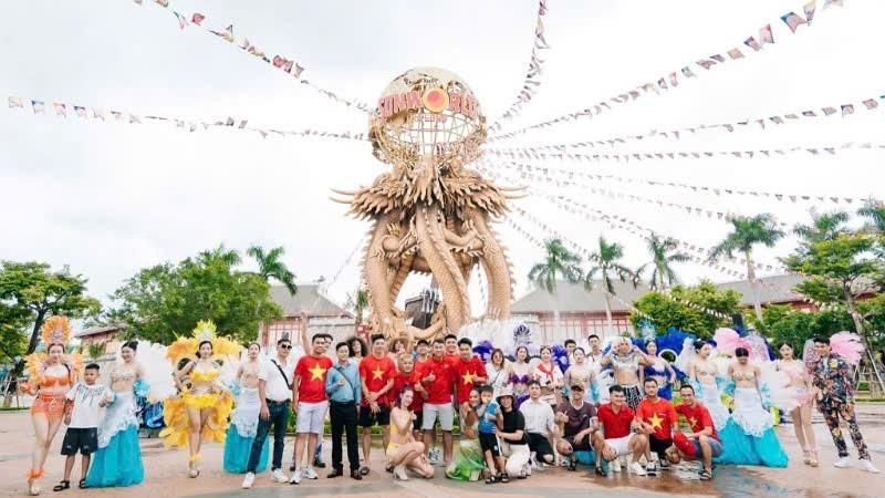Du khách tham gia các hoạt động vui chơi tại Tổ hợp vui chơi giải trí Sun World Hạ Long. ha-long-tieu-de.jpg