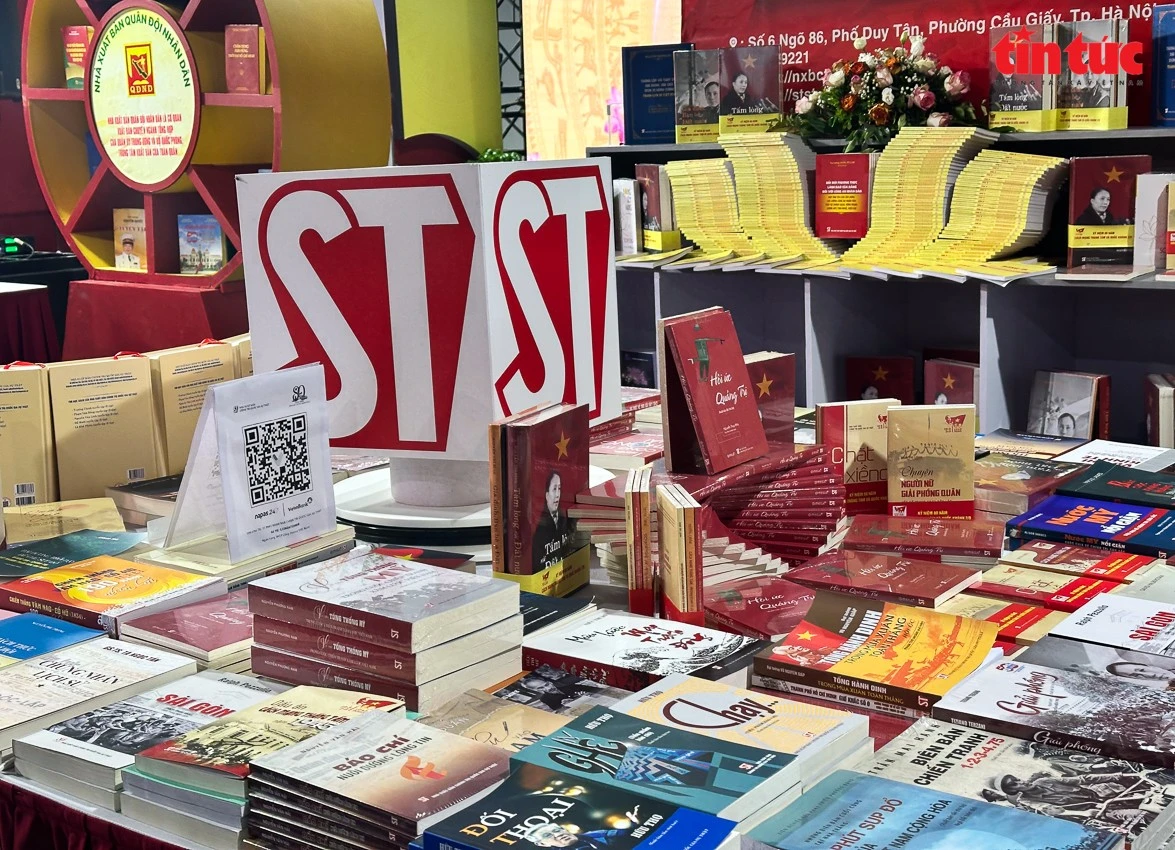 Không gian bán sách phục vụ công chúng tại triển lãm.