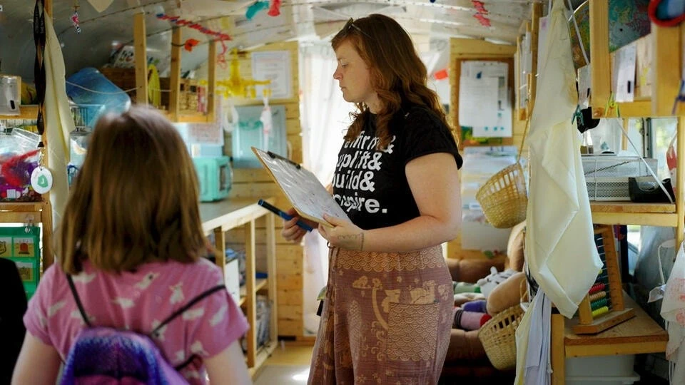 Cô Sarah Harrington, một giáo viên từng dạy tại trường công - đã khởi xướng mô hình “trường học siêu nhỏ di động” này để phá vỡ lối mòn giáo dục. Ảnh: Stand Together