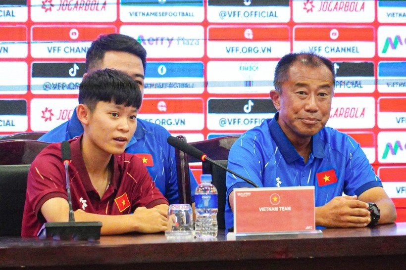 Huấn luyện viên trưởng Okiyama Masahiko (phải) và đội trưởng Lưu Hoàng Vân của đội tuyển U20 Nữ Việt Nam tham dự buổi họp báo. nu-vn-2120.jpg