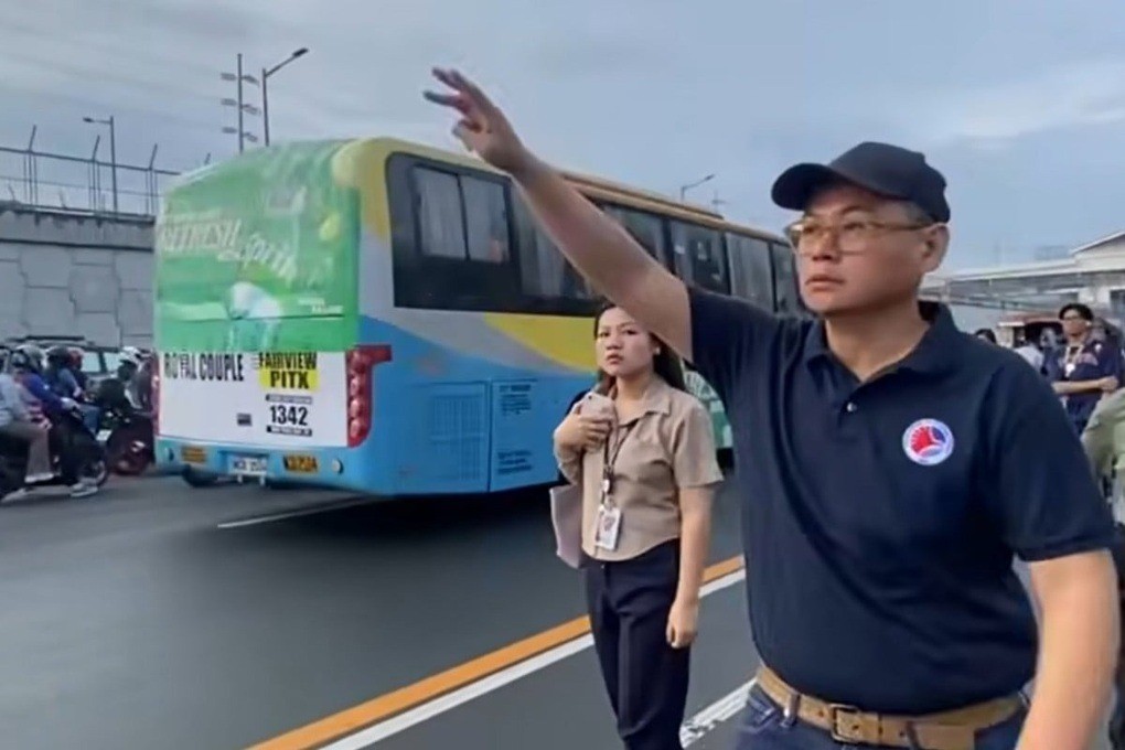 Quyền Bộ trưởng Giao thông Vận tải Philippines Giovanni Lopez đang cố gắng bắt xe buýt ở Manila. img-proxy.jpg