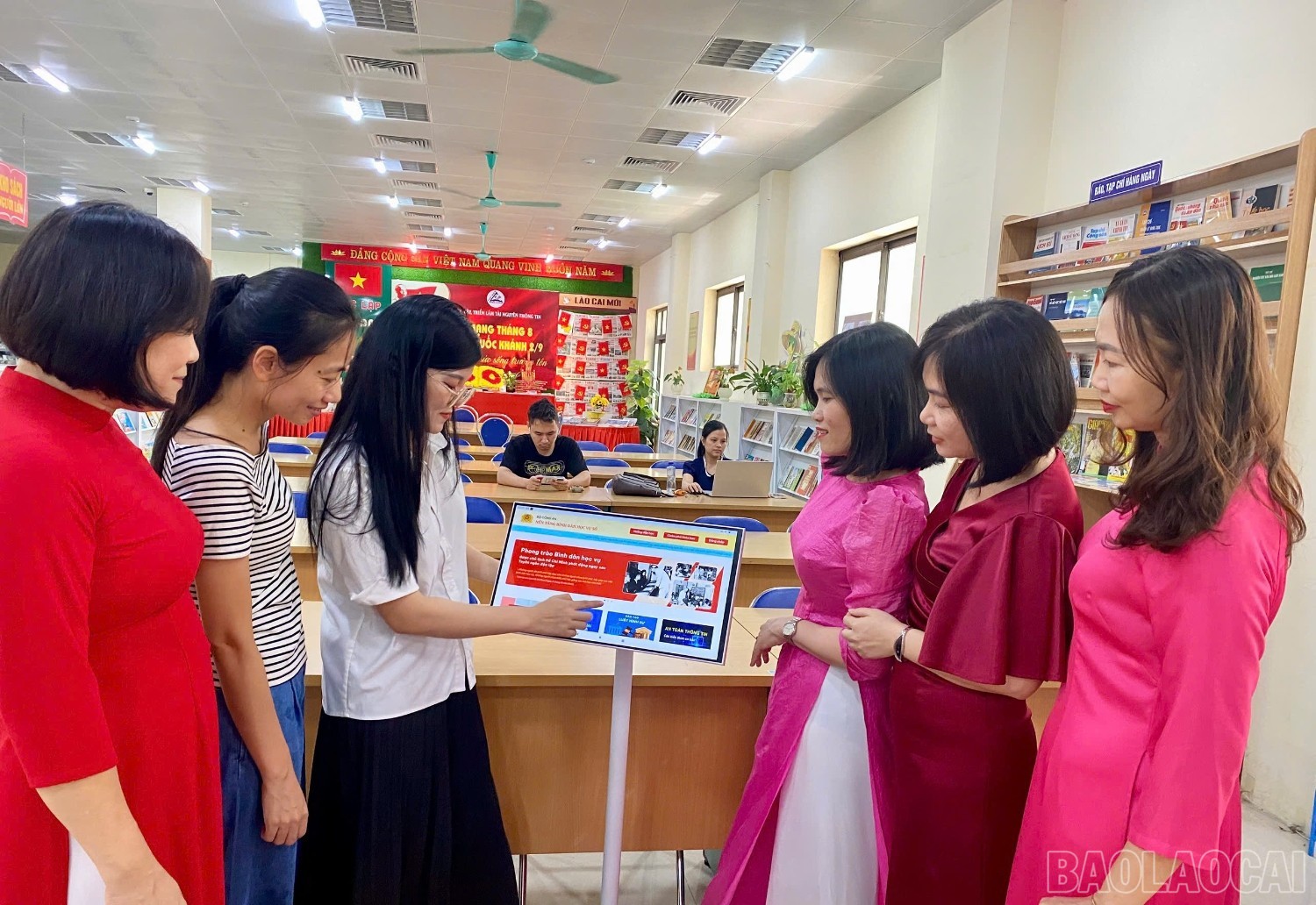 Các độc giả trải nghiệm "Không gian tri thức số". thu-vien-2.jpg