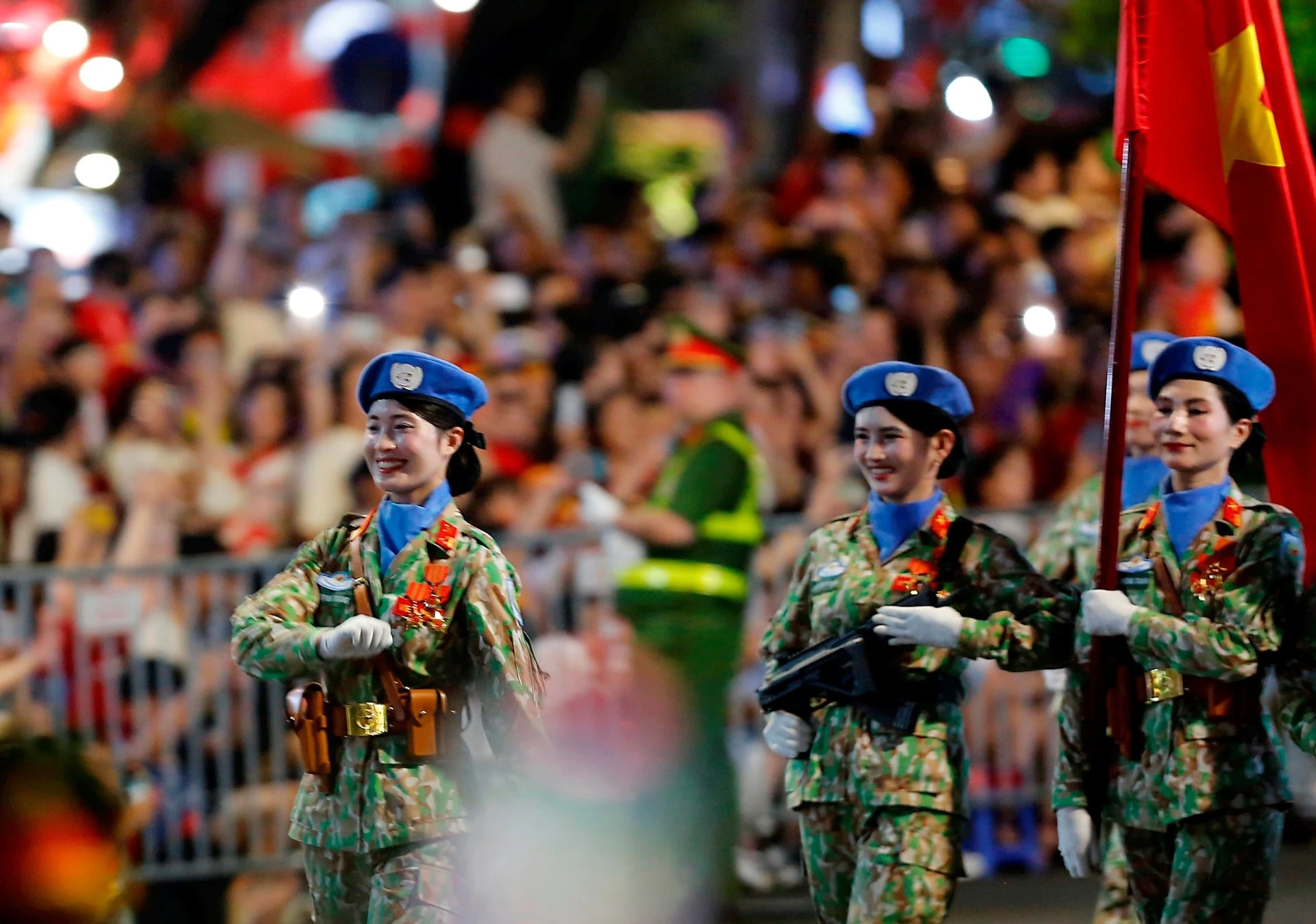 Các nữ chiến sĩ gìn giữ hòa bình với nụ cười tươi trên đường phố Thủ đô.