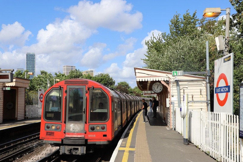 Một ga nổi trên mặt đất của hệ thống tàu điện ngầm London (Anh). tau-dien.jpg