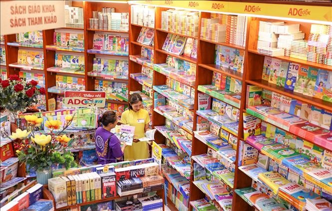 Lựa chọn sách giáo khoa tại hệ thống nhà sách của Nhà xuất bản Giáo dục Việt Nam. Lựa chọn sách giáo khoa tại hệ thống nhà sách của Nhà xuất bản Giáo dục Việt Nam.
