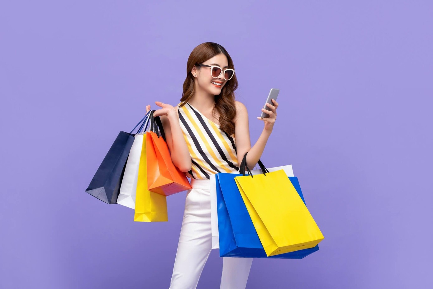 Gợi ý cá nhân hoá khiến người trẻ dễ chốt đơn mua hàng một cách bốc đồng. mua-sam-1.jpg