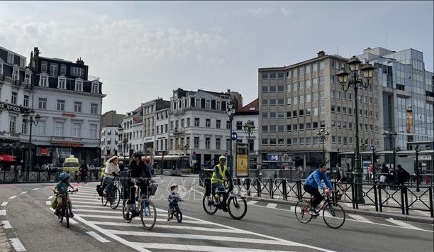 Người dân đi xe đạp tại trục đường trung tâm thủ đô Brussels. 18-7-xe-bi-4135.jpg