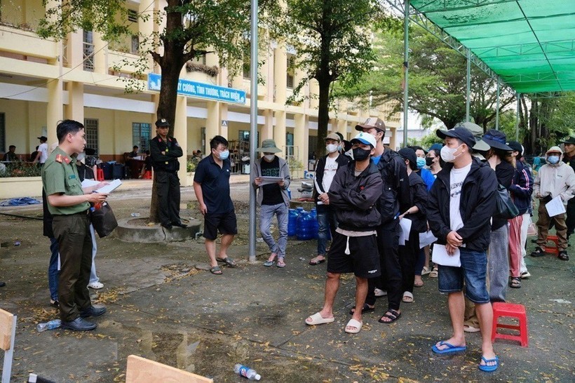 Lực lượng chức năng tỉnh Lâm Đồng tiếp nhận công dân từ phía Campuchia bàn giao qua Cửa khẩu Xa Mát, tỉnh Tây Ninh. lam-dong-8226.jpg