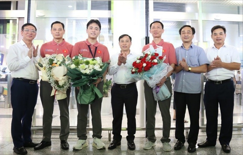 Lãnh đạo Sở GD&ĐT tỉnh Bắc Ninh chúc mừng Ngô Quang Minh. 18-7-quang-minh-2-9543.jpg