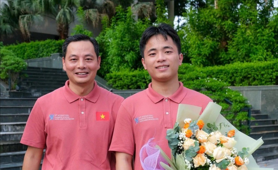 Thầy Nguyễn Đình Độ và “học trò vàng” Ngô Quang Minh. 18-7-quang-minh-tieu-de-7184.jpg