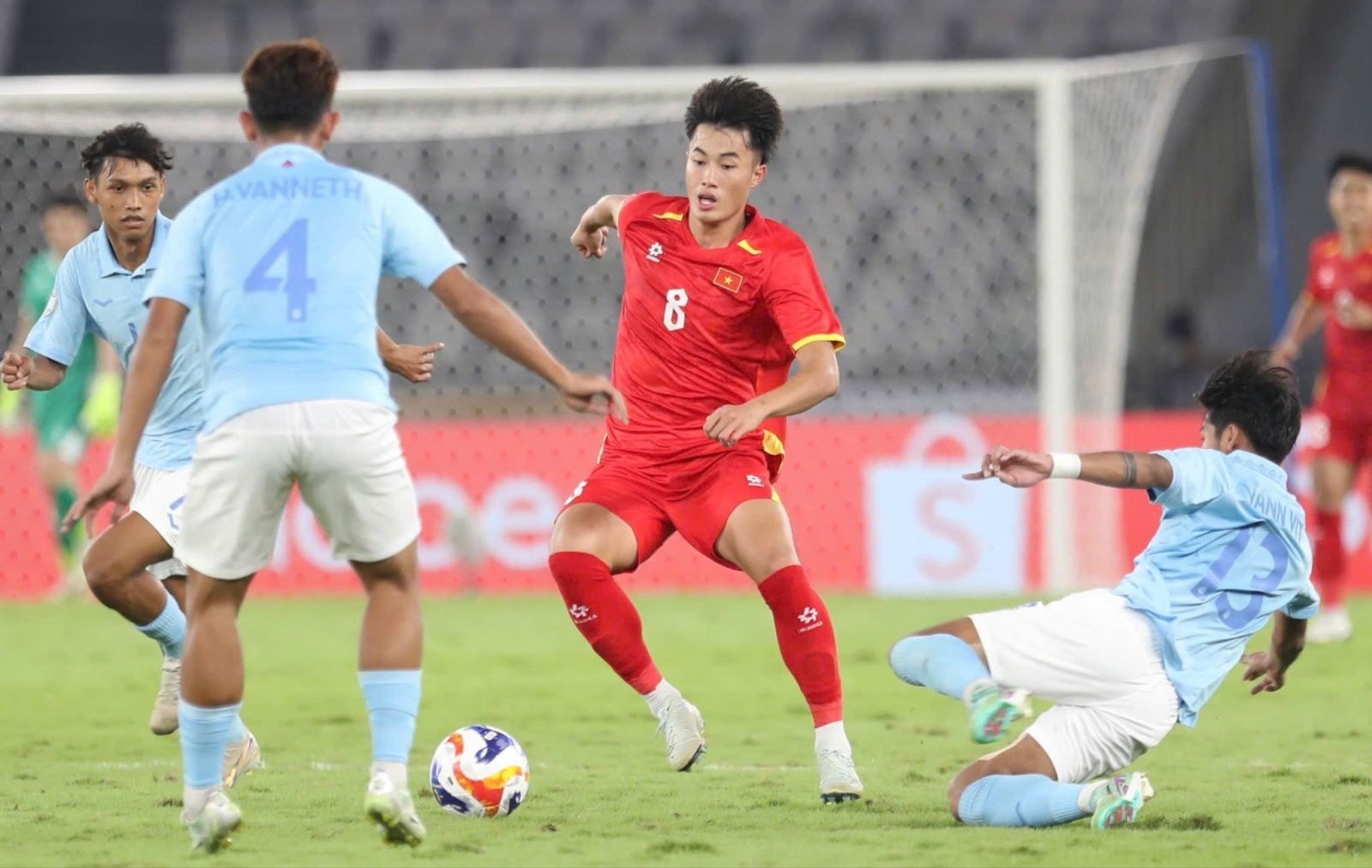 Đội tuyển U23 Việt Nam đã giành chiến thắng nghẹt thở 2-1 trước U23 Campuchia trong lượt trận cuối bảng B giải U23 Đông Nam Á 2025. u23-vn-5672.jpg
