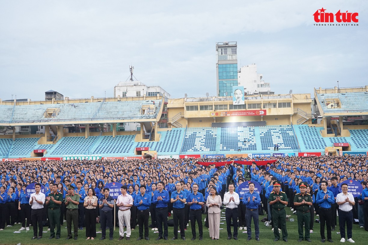 Los delegados se reunieron con voluntarios que prestan servicios en una serie de actividades para celebrar el 80º aniversario de la Revolución de Agosto y el Día Nacional el 2 de septiembre. Các đại biểu gặp mặt tình nguyện viên phục vụ trong chuỗi hoạt động kỷ niệm 80 năm Cách mạng tháng Tám và Quốc khánh 2/9.