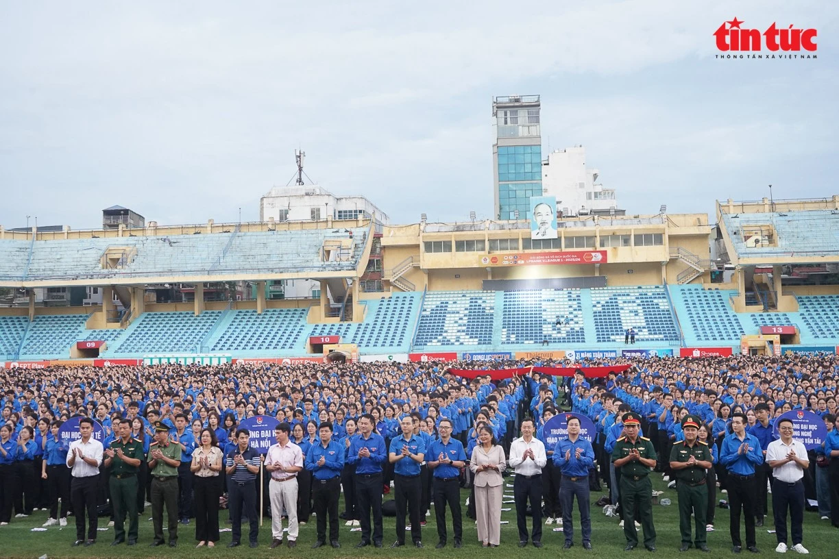 Các đại biểu gặp mặt tình nguyện viên phục vụ trong chuỗi hoạt động kỷ niệm 80 năm Cách mạng tháng Tám và Quốc khánh 2/9.