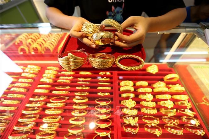 ミャンマーのヤンゴンにある店で展示されている金の宝飾品。 Vàng trang sức được bày bán tại cửa hàng ở Yangon, Myanmar.