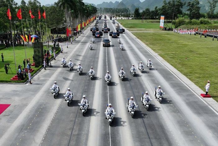 Nhiều loại khí tài đặc thù của lực lượng Công an nhân dân góp mặt tại buổi tổng hợp luyện, như xe tác chiến chống khủng bố, xe trung tâm chỉ huy tác chiến cơ động, xe đặc chủng bọc thép chống đạn, xe đặc chủng tác chiến dưới nước, xe đặc chủng hỗ trợ tác chiến đa năng, xe đặc chủng chống bạo loạn. Nhiều loại khí tài đặc thù của lực lượng Công an nhân dân góp mặt tại buổi tổng hợp luyện, như xe tác chiến chống khủng bố, xe trung tâm chỉ huy tác chiến cơ động, xe đặc chủng bọc thép chống đạn, xe đặc chủng tác chiến dưới nước, xe đặc chủng hỗ trợ tác chiến đa năng, xe đặc chủng chống bạo loạn.
