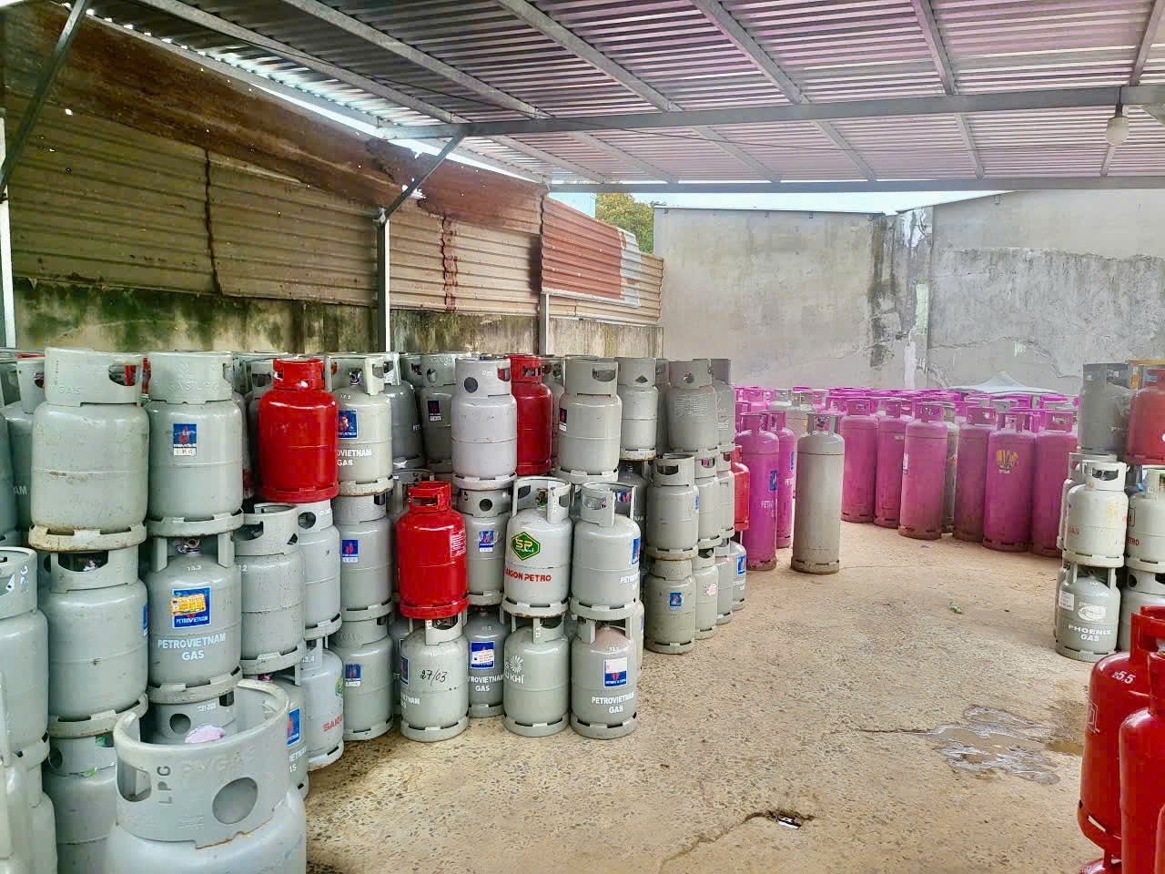 Nhà kho để các bình gas “lậu” chuẩn bị đem ra thị trường tiêu thụ. ga-11.jpg