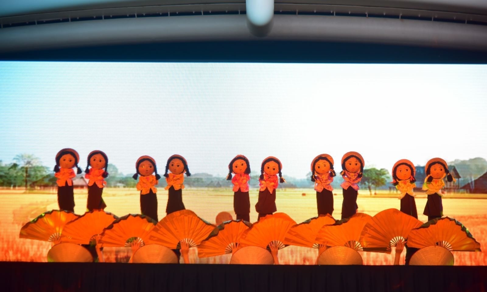 Vietnamese water puppetry is transformed in a funny way on stage. Traditional puppetry of the Vietnamese people is closely linked to the natural conditions and daily life of rice farmers in the Northern Delta. 15-7-nghe-thuat-mua-roi-6131.jpg