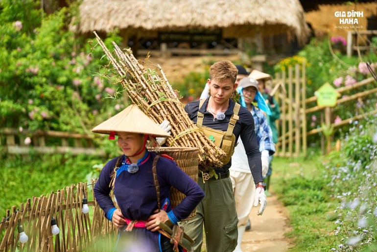 Dàn cast của chương trình "Gia đình Haha" tại Bản Liền. du-lich-2.jpg