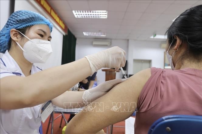 Nhân viên y tế tiêm vaccine phòng COVID-19 cho người dân. Nhân viên y tế tiêm vaccine phòng COVID-19 cho người dân.