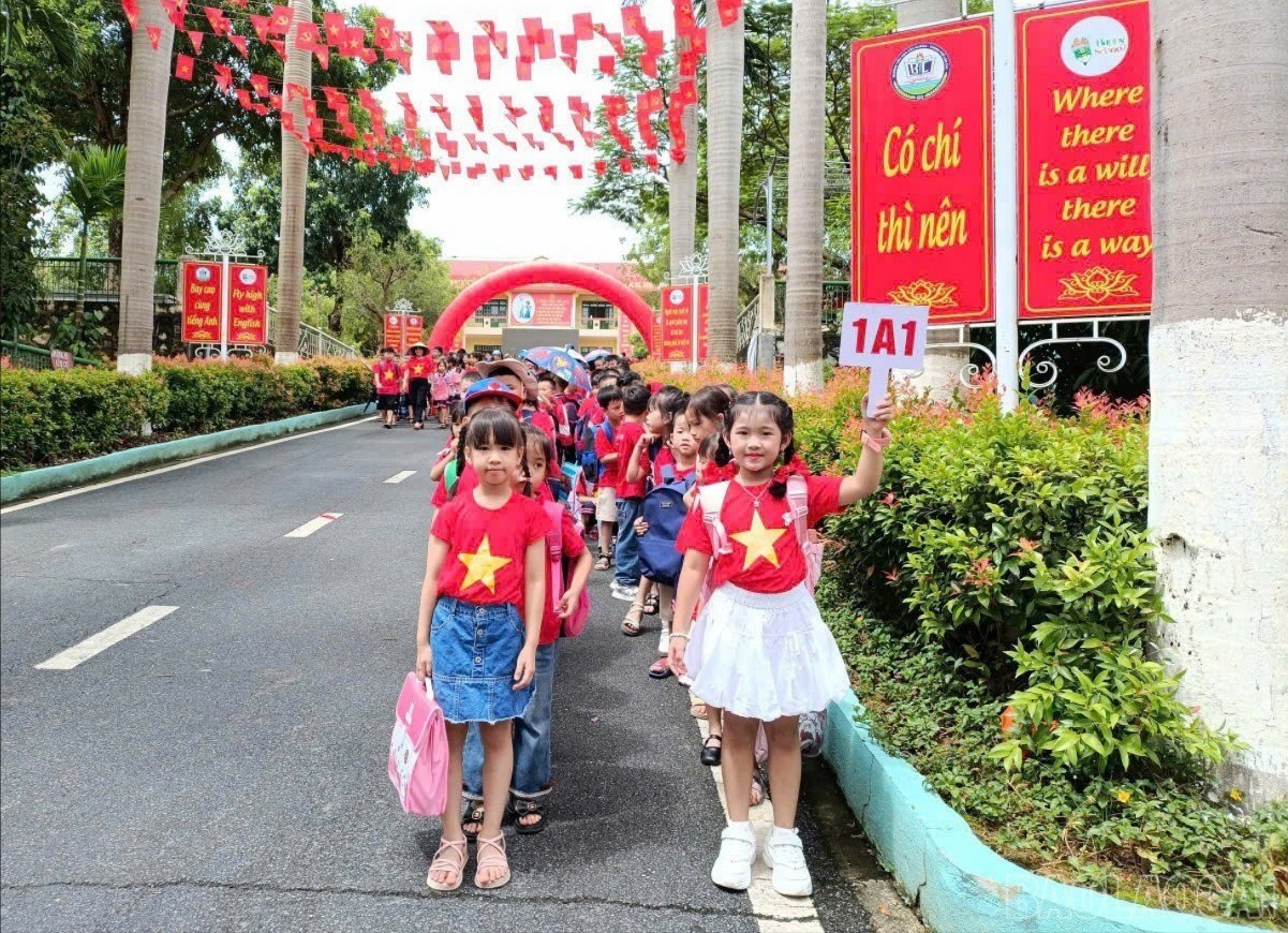 Các em học sinh lớp 1 tập xếp hàng ngay ngắn. hs-1-9867-3217.jpg