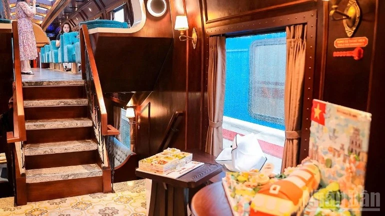 Đoàn tàu gồm 5 toa xe ghế ngồi 2 tầng và 2 toa dành riêng phục vụ du khách check-in.