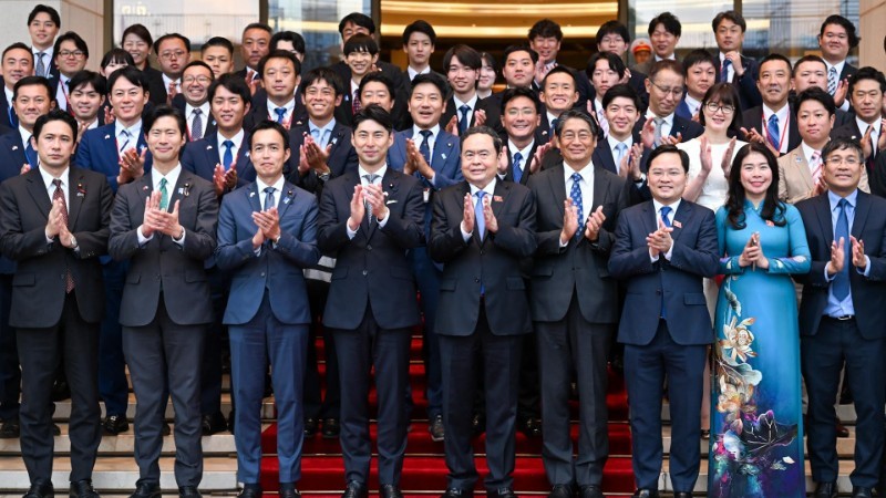 Chủ tịch Quốc hội Trần Thanh Mẫn và các đại biểu với Đoàn Nghị sĩ trẻ Quốc hội Nhật Bản. qh-1.jpg
