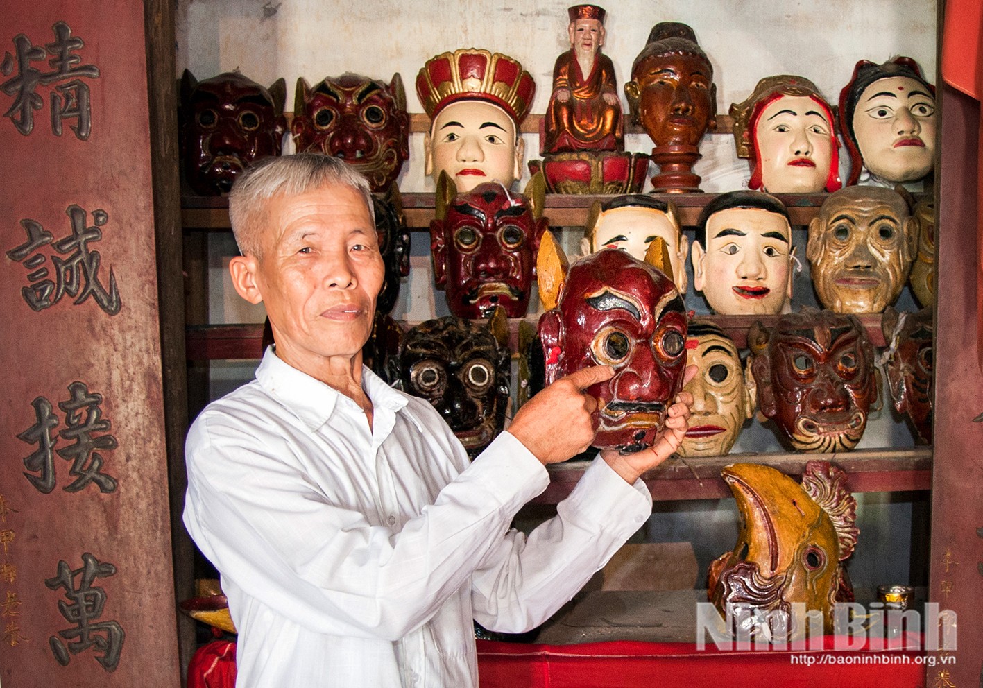 Một số đạo cụ, trang phục trong biểu diễn nghệ thuật múa Sơn Quân tại đền Trần, xã Minh Thái. 4-1755911325406.jpg